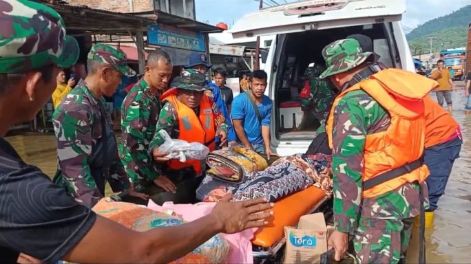 Prajurit Kodim 0107/Asel Evakuasi Jenazah di Kec. Trumon