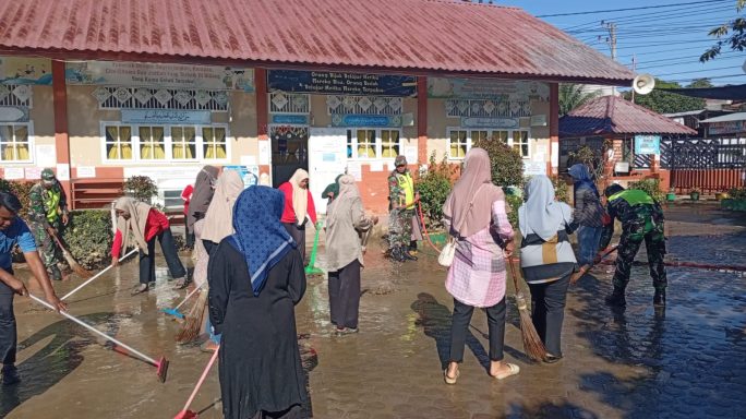 Anggota Koramil 11/Bandar Baru Kodim 0102/Pidie Laksanakan Pembersihan Sekolah di Keude Loungputu