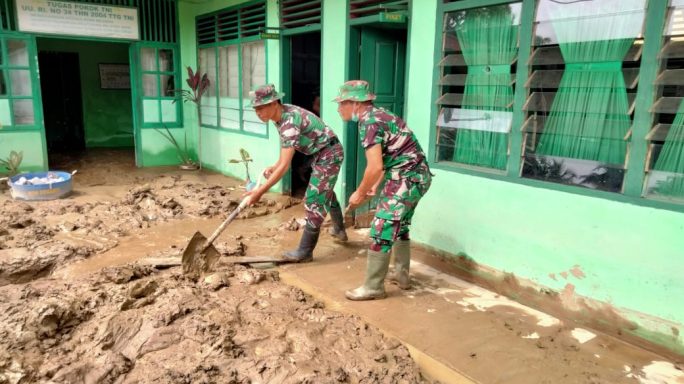 Babinsa Bersihkan Kantor Posramil Ketambe yang Berlumpur Pasca Banjir Bandang