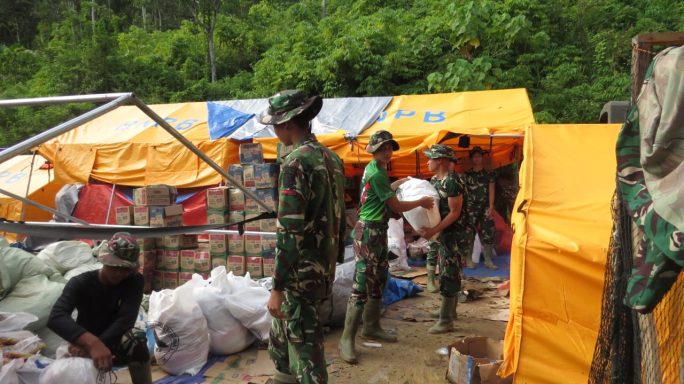 TNI bersama Tim Gabungan terus Bantu Salurkan Bantuan Sehari hari untuk Korban Banjir