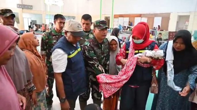 Dandim 0102/Pidie Evakuasi Bayi Dua Hari di Tengah Pengungsi Banjir Pidie Jaya