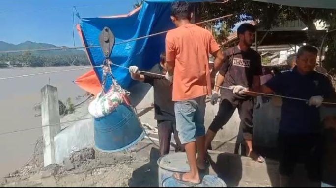Akses Terputus, Bantuan Melintas di Atas Tali Menuju Warga Terisolasi