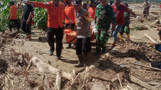 “TNI dan BNPB evakuasi korban meninggal Banjir Aceh”
