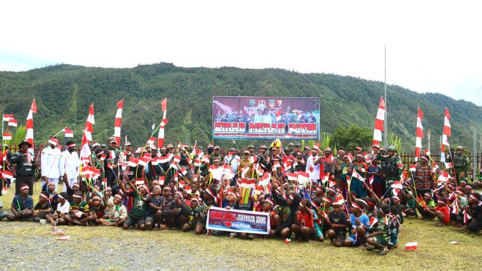 Satgas Yonif 112/DJ menghadiri dan mengamankan Kirab Merah Putih di Puncak Jaya