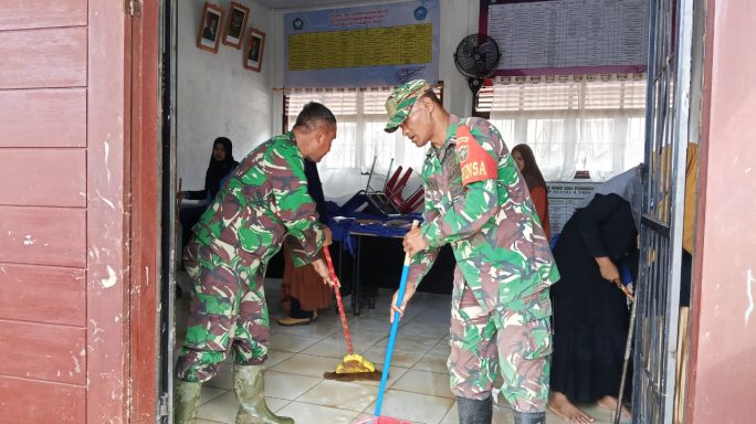 Pasca Banjir, TNI, Polri dan Damkar Bergandengan Tangan Bersihkan SMP Negeri 4 Trumon Timur