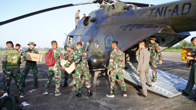 “Akses darat putus, Helikopter MI – 17 TNI AD kirim bantuan lewat jalur Udara ke Kota Langsa”