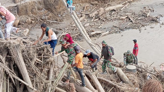 Heroik, Babinsa Kodim 0111/Bireun Evakuasi lansia Pasca Bencana Banjir di Bireuen 