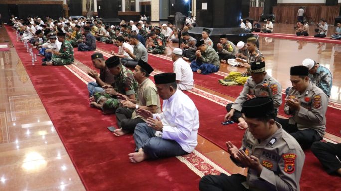 Prajurit dan Persit KCK Cab XXIII Kodim 0108/Agara Laksanakan Sholat Magrib Berjamaah di Lanjutkan Zikir dan Doa Bersama