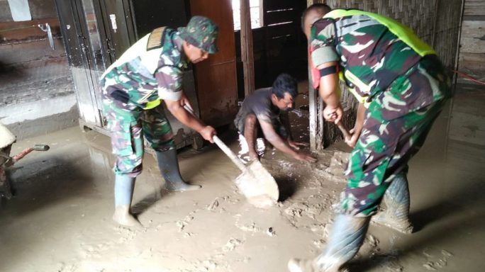 Babinsa Posramil Tanoh Alas Tanpa Kenal Lelah Bantu Warga Bersihkan Rumah