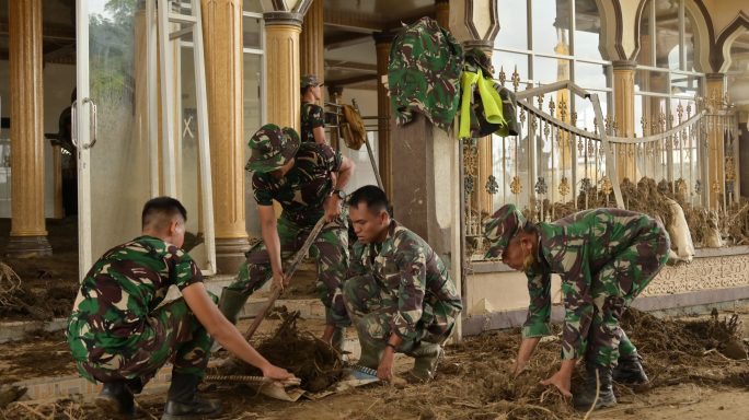 Pasca Banjir,Personel Kodim 0102/Pidie dan Yon Armed 17/RC, Bersihkan Mesjid Baitul Magfirah Blang Awe Pidie Jaya