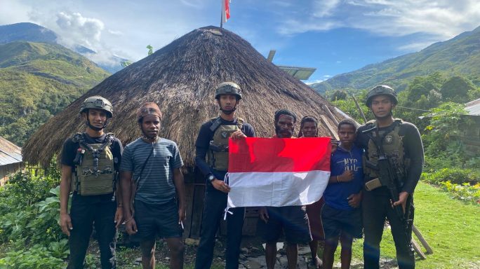 Kibarkan Bendera Merah Putih, Satgas Yonif 112/DJ Dan Masyarakat Wujudkan Cinta Tanah Air di Puncak Jaya