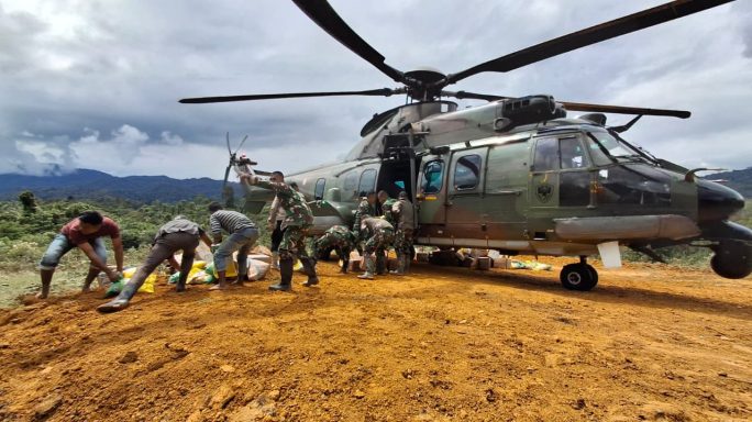 Puluhan Ton Bantuan untuk banjir Aceh kembali didistribusikan TNI lewat Udara