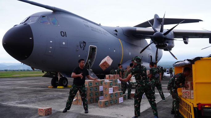 Mendarat di Lanud SIM, Pesawat Airbus A-400 TNI AU bawa 24 Ton Bantuan Korban Banjir Aceh