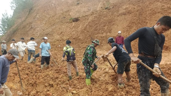 Personel TNI Koramil 05/Permata Buka Akses Jalan Darurat Bersama Warga Di Desa Seni Antara