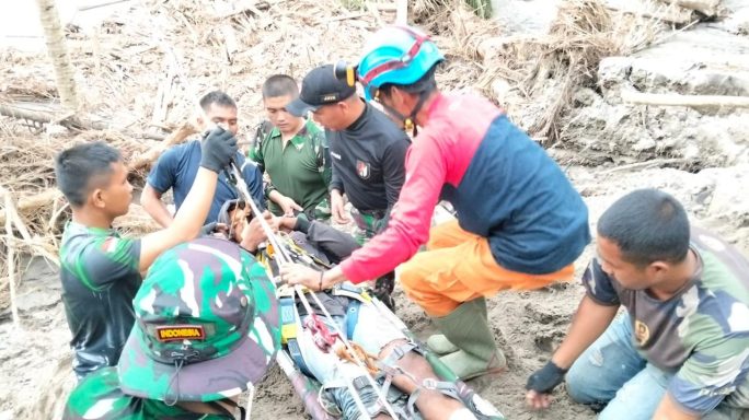 TNI evakuasi Petugas PLN yang alami kecelakaan kerja saat Pembangunan tower Darurat di Bireun