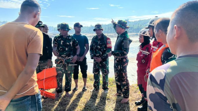 Pasokan listrik belum normal, Yonzipur 16/DA bantu PLN Bangun Tower darurat di Bireun