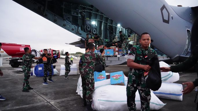 Mendarat di Lanud SIM, Pesawat Airbus A-400 TNI AU bawa 24 Ton Bantuan Korban Banjir Aceh 