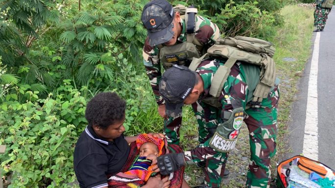 Satgas Yonif 112/DJ Laksanakan Pengobatan Gratis dan Anjangsana kepada masyarakat Distrik Ilu