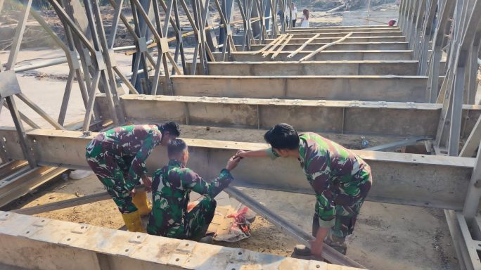 Personel Yon Zipur 16/DA Kodam IM Pasang Jembatan Bailey di Terminal Reudep Peusangan Bireun