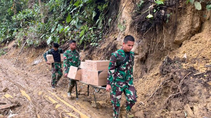 Personel Yonif TP 854/DK Kodam IM jalan kaki Salurkan Obat ke Wilayah Terisolir di Aceh Tengah