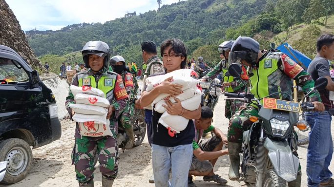 Babinsa Kodim 0108/Agara, Kodam IM Tembus Pegunungan Salurkan Bantuan ke Desa Terisolir di Aceh Tenggara