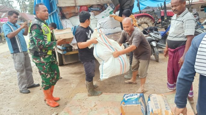 Babinsa Dampingi Penyaluran Bantuan Korban Banjir Di Desa Binaan