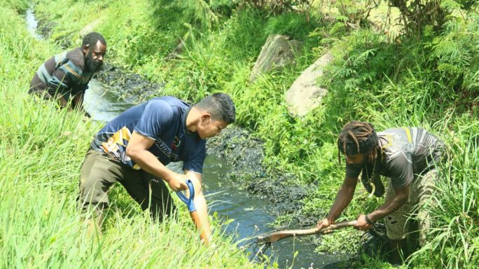Wujudkan Lingkungan Bersih dan Rapi, Satgas Yonif 112/DJ Gotong Royong Bersama Warga