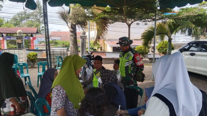 Koramil 02/Wps Dan Dinas Terkait Gelar Pengobatan Massal Untuk Pengungsi Di Kecamatan Wih Pesam