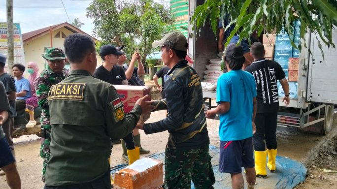 Anggota Koramil 08/Rantau Bantu Salurkan Sembako Kepada Warga Rantau