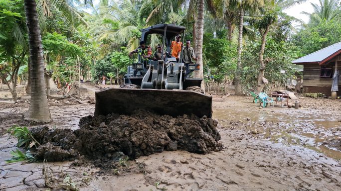 Prajurit Kodam IM dan Tim Gabungan Bersihkan Lumpur Pasca Banjir di Desa Kuala Ceurape