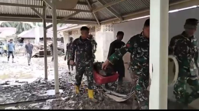 Satgas Gulbencal Kodam IM Laksanakan Pembersihan Pasca banjir di Langkahan, Aceh Utara