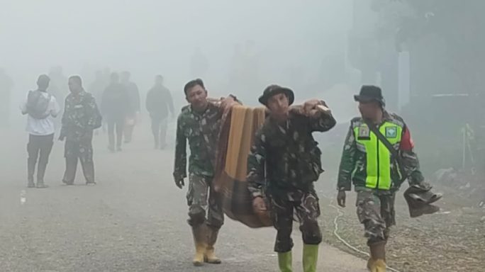 Evakuasi Pasangan Lansia, Satgas Gulbencal Kodim 0119/BM Terobos Wilayah Terisolir