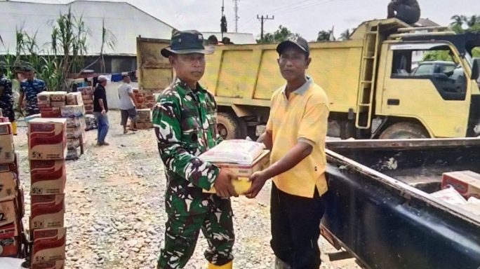Danramil 03/Seruway Bekerja Sama TNI AL Salurkan Bantuan Sembako Untuk Korban Banjir