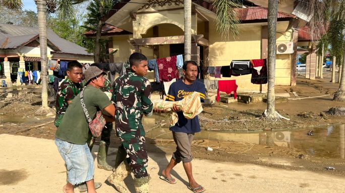 Babinsa Bersama Personel YTP 853/BRB Makamkan Jenazah Pengungsi Korban Banjir Di Pengungsian