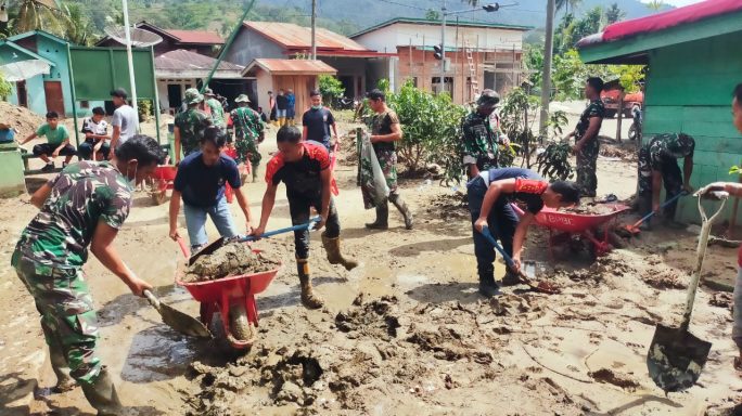Pasca Banjir, Para Babinsa Kodim Aceh Tenggara Bantu Warga pulihkan Dampak banjir