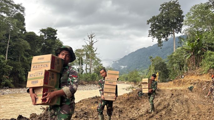 Satgas ITS Kemanusiaan Bersama Brigif TP 90/YGD & Yonif TP 854/DK Salurkan Bantuan Logistik untuk Warga Terisolir Bencana Banjir di Desa Kuala Rawa