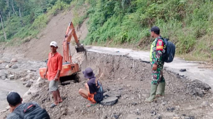 Babinsa Kawal Alat Berat Bersihkan Akses Jalan Penghubung Desa Pondok Baru Dan Samar Kilang