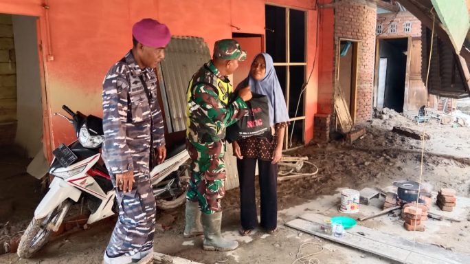 Peduli Korban Banjir, Babinsa Koramil 03/Seruway Bantu Salurkan Sembako Secara Door To Doo