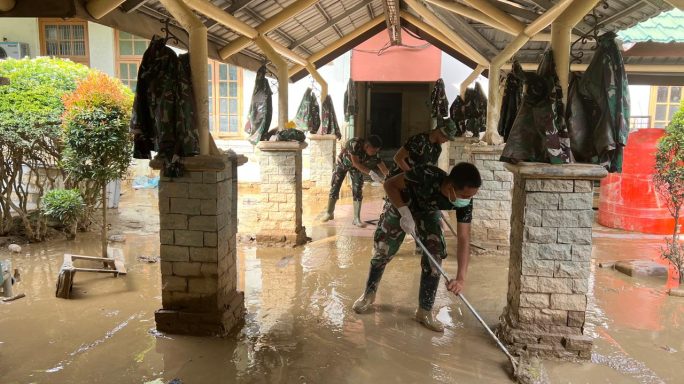 Anggota Koramil 02/Karang Baru Dan Warga Bahu Membahu Bersihkan Musolah Pasca Banjir