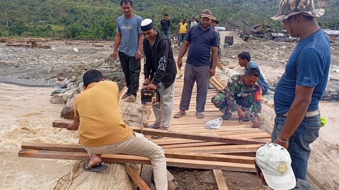 TNI bersama Warga Masyarakat terus berjibaku membuat jembatan Darurat supaya warga cepat beraktifitas dengan Normal Kembali