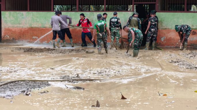 TNI terus bergerak bersihkan lumpur sisa banjir di sekolahan dan Pasilitas Umum