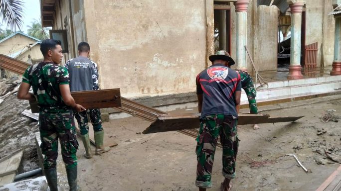 Pasca Banjir, Satgas Gulbencal Kodam IM bersihkan Masjid Kampung Tanah Merah, Aceh Utara
