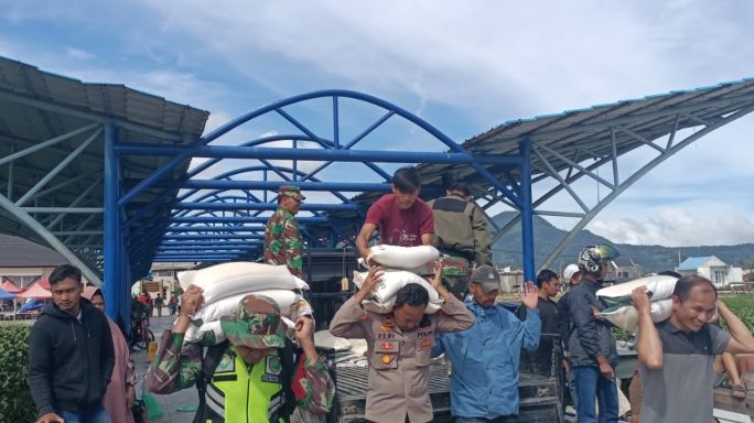 Kodim 0106/Aceh Tengah Bersama Instansi Terkait Menyalurkan Logistik Ke Masyarakat.