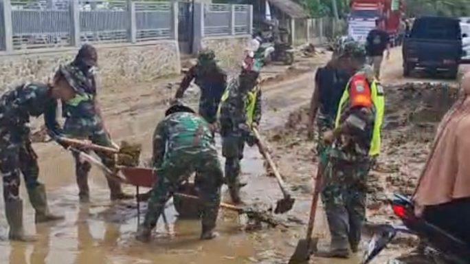 Tim Gulbencal TNI Kodim 0102/Pidie dan Armed 17/RC Bersihkan Lumpur Sisa Banjir di Area Jalan Lhoknga