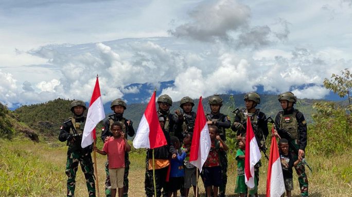 Memperingati Hari Juang Kartika TNI Angkatan Darat, Satgas Yonif 112/DJ Kibarkan Bendera Merah Putih Di Puncak Jaya