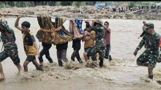 Prajurit Kodam IM Bersama Warga Evakuasi Jenazah di Lokasi Banjir Bandang Aceh Tengah