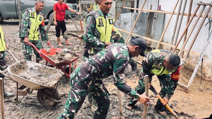 Prajurit Kodam IM Bantu Bersihkan Rumah Warga Terdampak Banjir di Desa Aron Asan Kumbang, Pidie