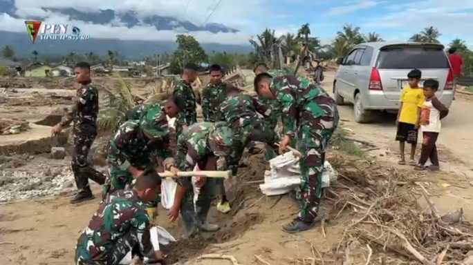 Terisolir akibat banjir, Babinsa Kodim 0113/Galus Bangun Jembatan Darurat di Desa Bukit