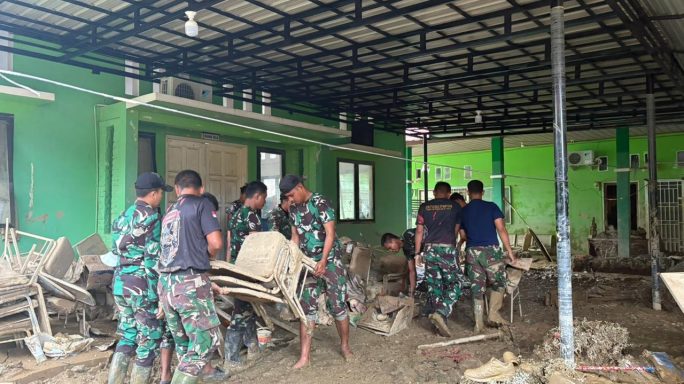 Brigif 25/Siwah kerahkan personel bersihkan Puskesmas Kota Lintang, Aceh Tamiang