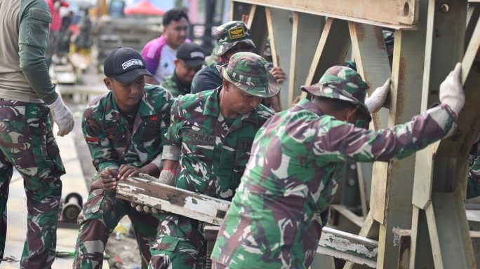 Prajurit Kodam IM Kebut Pembangunan Jembatan Bailey di Sejumlah Wilayah Aceh
